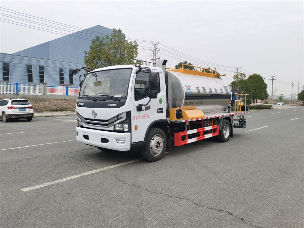 東風(fēng)大多利卡標準型瀝青灑布車【7立方】